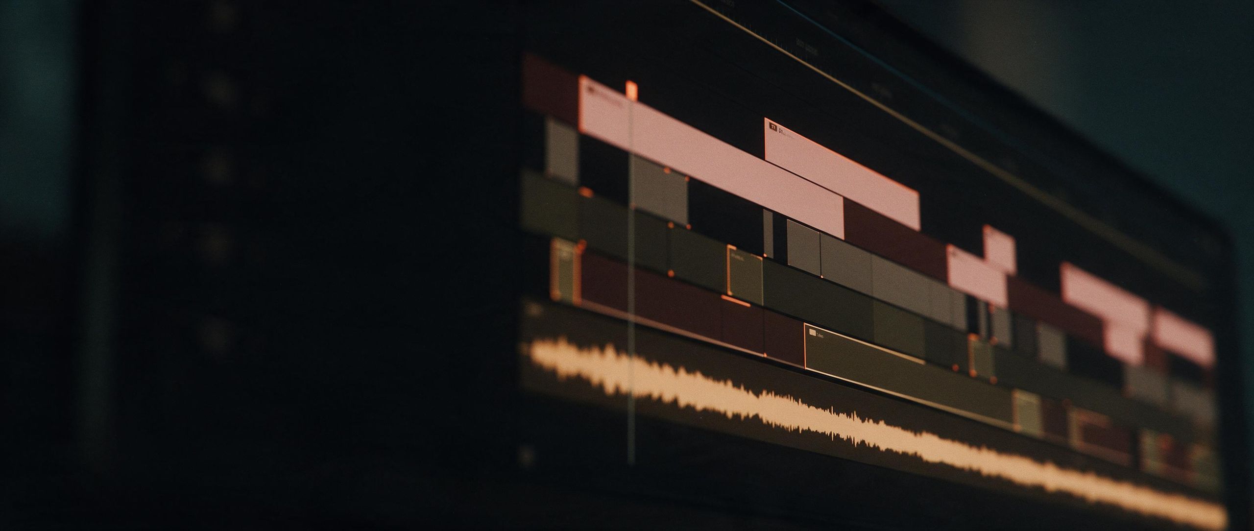 Primer plano de una línea de tiempo de vídeo con clips y cabezal de reproducción.