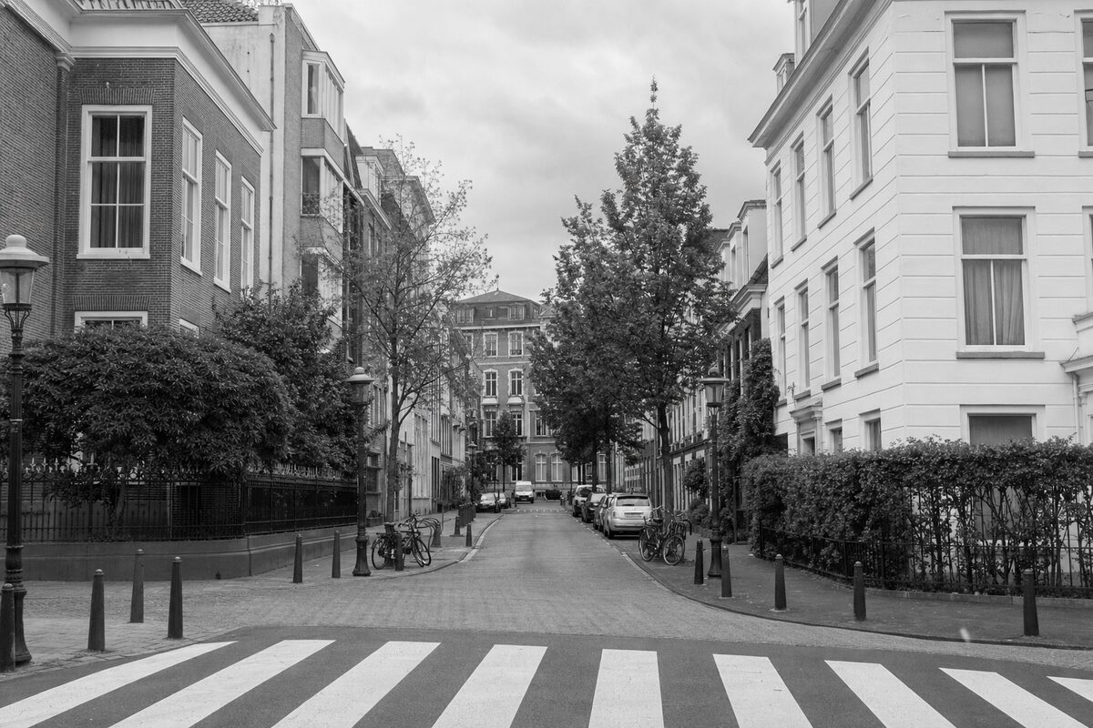 Una vista real en primera persona por una calle tranquila de la ciudad.
